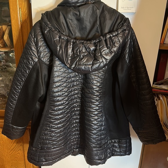 Details quilted Black Winter Jacket - Picture 3 of 7